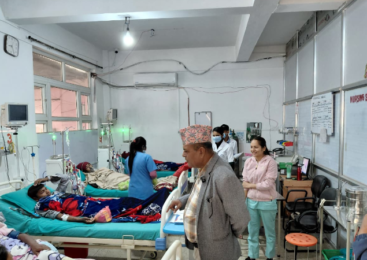 त्रियुगा नगरपालिका द्वारा फलफूल वितरण