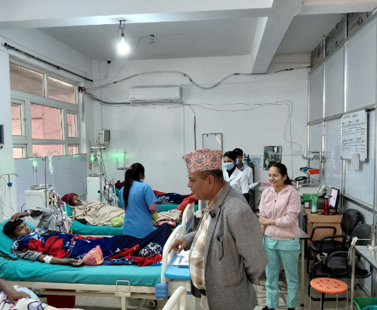 त्रियुगा नगरपालिका द्वारा फलफूल वितरण